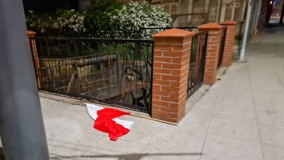 Zerwał polską flagę i rzucił na chodnik. Usłyszał zarzut
