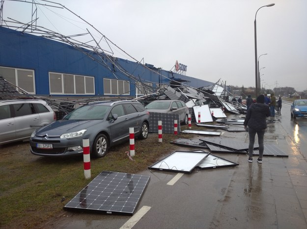 Zerwana instalacja fotowoltaiczna z dachu jednej z firm w Białymstoku /Gorąca Linia RMF FM