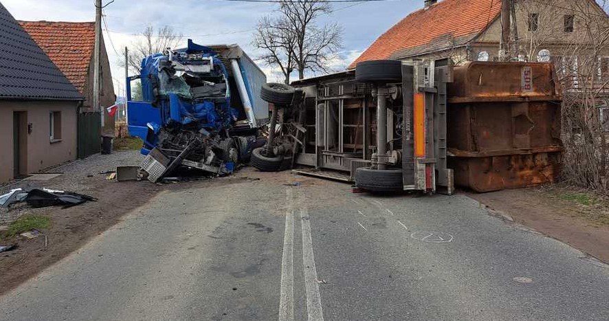 Zerwana przyczepa uderzyła w jadącą z przeciwnej strony ciężarówkę. /Wojewódzki Inspektorat Transportu Drogowego we Wrocławiu /