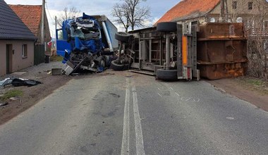 Zerwana przyczepa zmiażdżyła tira. Z kabiny ciężarówki zostało niewiele