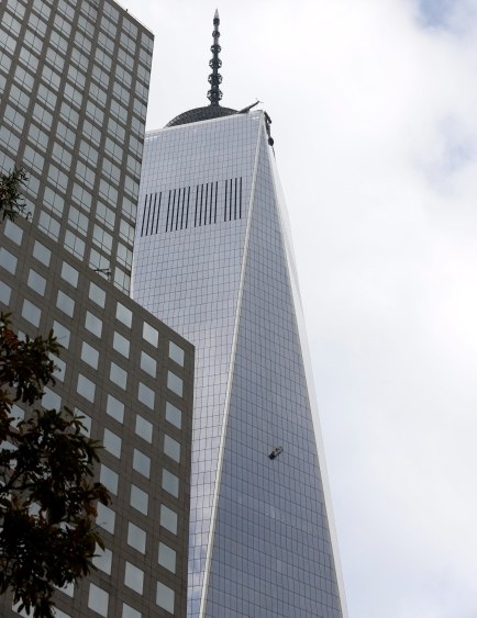 Zerwana winda widoczna z daleka /PAP/EPA/JASON SZENES  /PAP/EPA