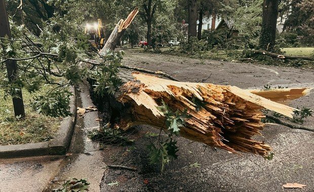 Zerwane dachy i połamane drzewa. Nad Polską przeszły potężne burze