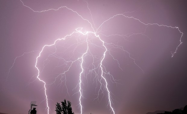 Zerwane dachy i pożar. Gwałtowne burze przeszły przez kraj