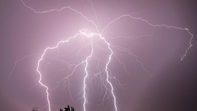 Zerwane dachy i pożar. Gwałtowne burze przeszły przez kraj
