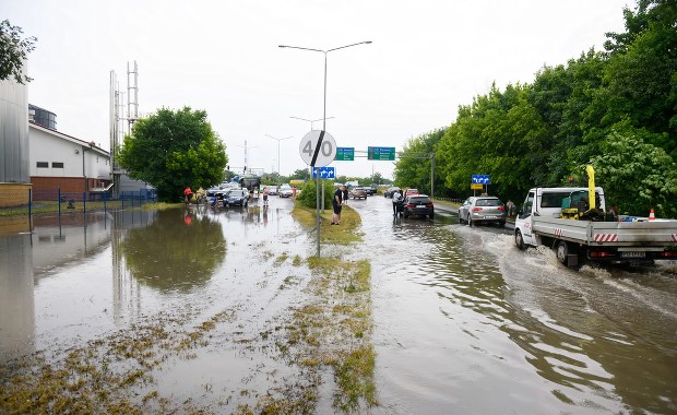 Zerwane dachy i zalane ulice. Nad krajem przeszły nawałnice
