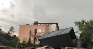 Zerwane dachy, połamane drzewa. Gwałtowne burze przetaczają się nad Polską