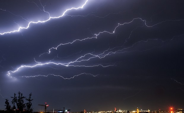Zerwane dachy, połamane drzewa, podtopienia. Gwałtowne burze przeszły nad Polską