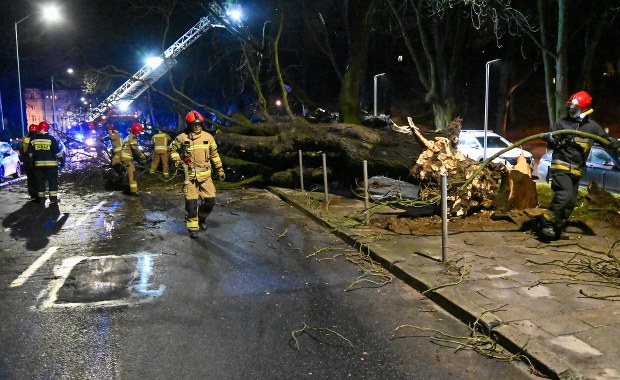 Zerwane dachy, połamane drzewa, zalane piwnice. Załamanie pogody w Polsce