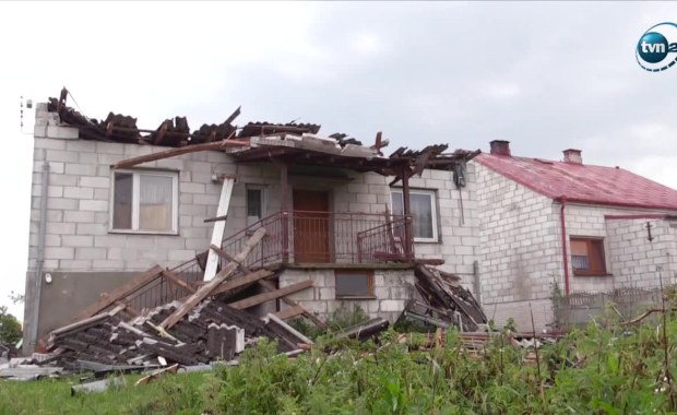 Zerwane dachy, powalone drzewa. Usuwanie skutków wczorajszych nawałnic