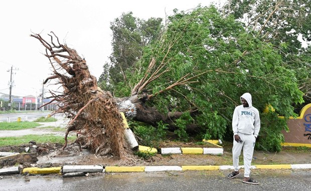 Zerwane dachy, zniszczone szkoły i szpitale. Jamajka po huraganie Melissa