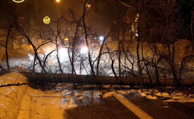 Zerwane linie, utrudnienia na kolei. Silne wichury na południu Polski