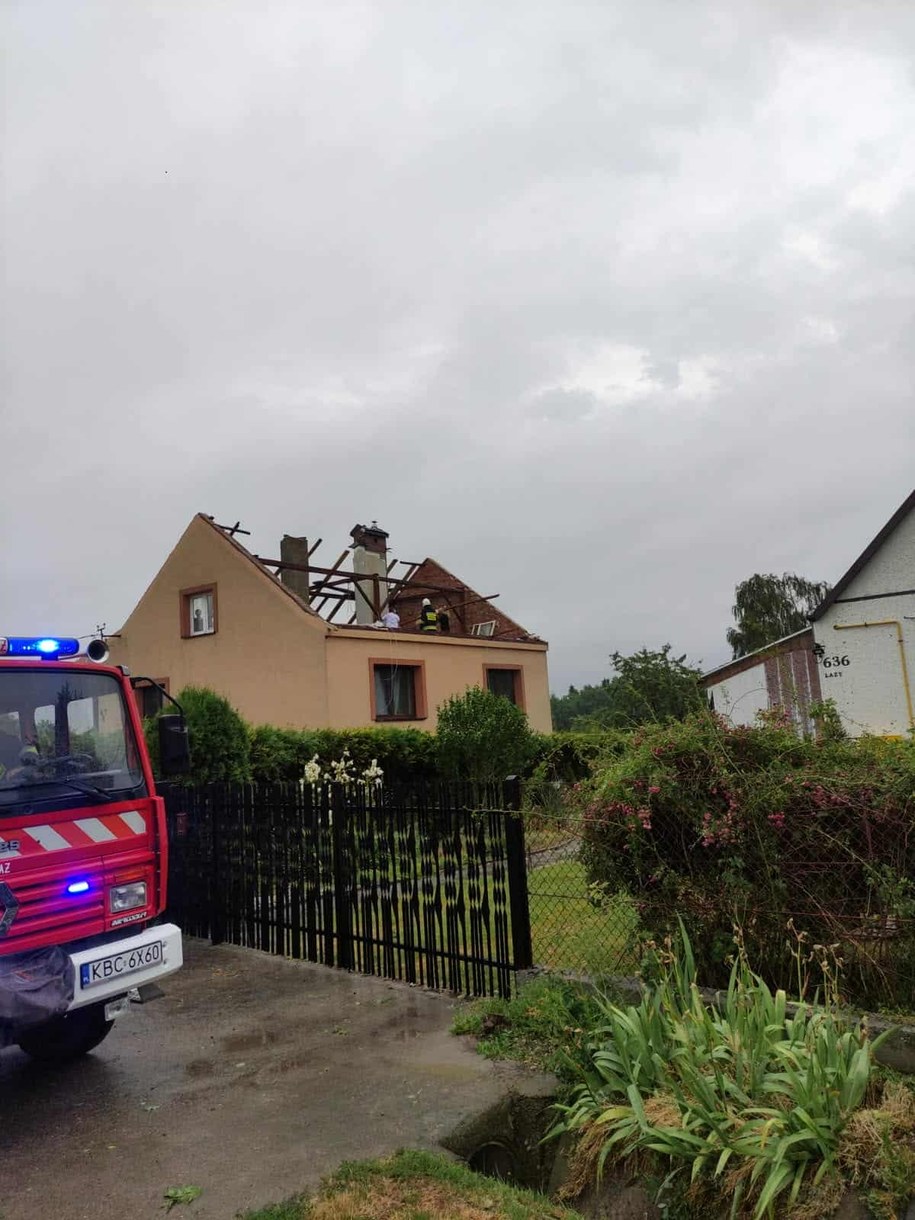 Zerwany dach domu w Małopolsce /Biuro Prasowe Wojewody Małopolskiego /
