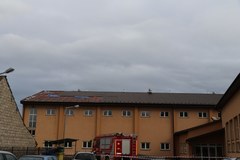 Zerwany dach sali gimnastycznej w szkole w Kłaju