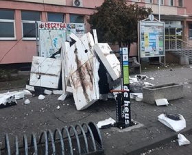 Zerwany dach urzędu w Łęczycy w Łódzkiem /Gorąca Linia RMF FM