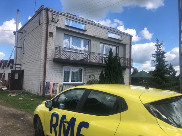 Zerwany dach w domu we wsi Wola Buczkowska /Magdalena Grajnert /RMF FM