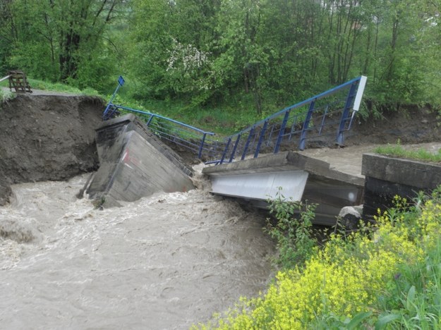 Zerwany jeden z mostów w Kasince Małej &nbsp; / Kamil /Gorąca Linia RMF FM