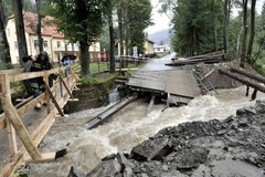 Zerwany most w Rajczy w Śląskiem
