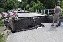 Zerwany przez wodę most w Rudce na Podkarpaciu