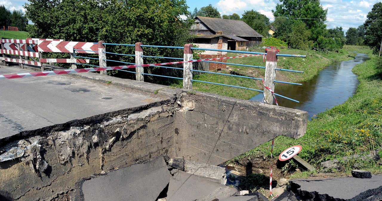 Zerwany przez wodę most w Rudce na Podkarpaciu