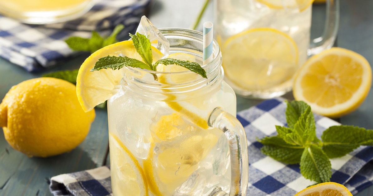 ​Zerwij w ogrodzie i dodaj do lemoniady. Goście będą zachwyceni smakiem /123RF/PICSEL