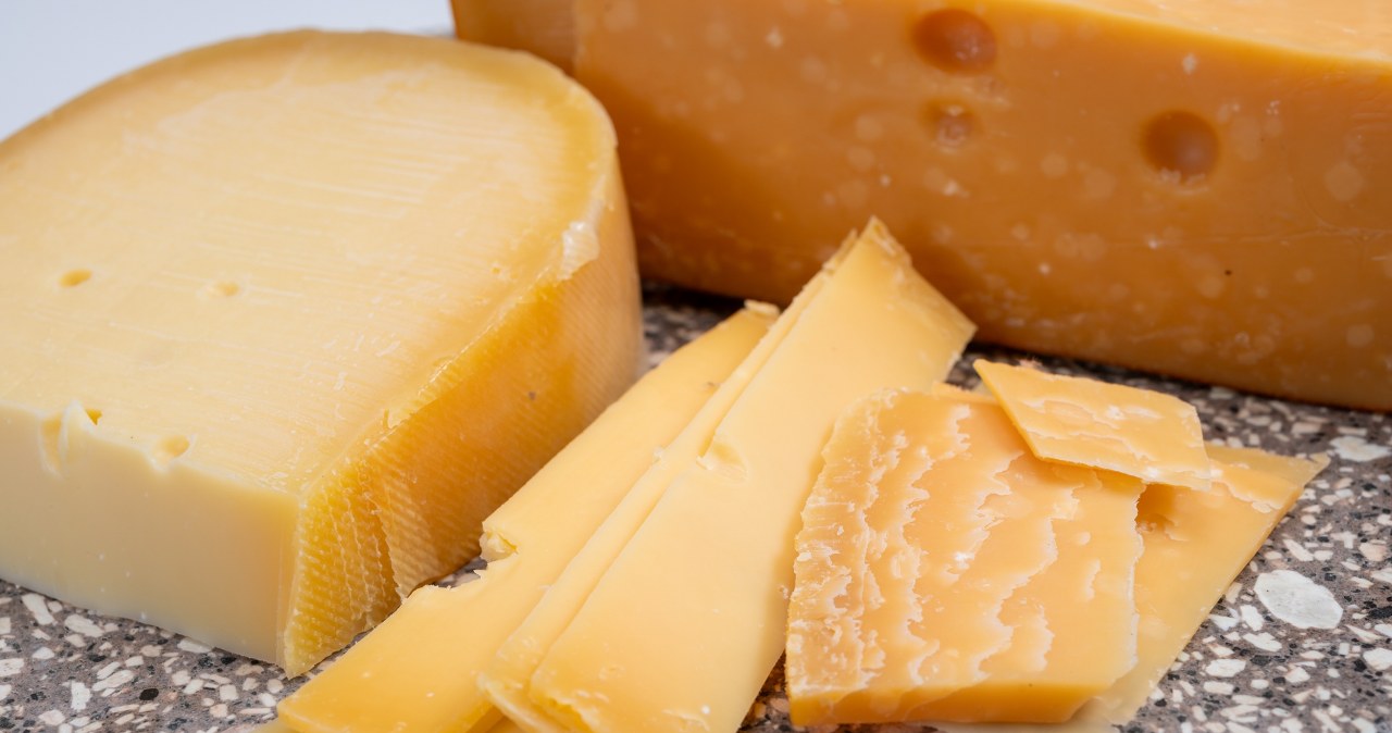 Zeschnięty ser możesz uratować. Aby go odświeżyć, wystarczy wymoczyć produkt w popularnym napoju /Pixel