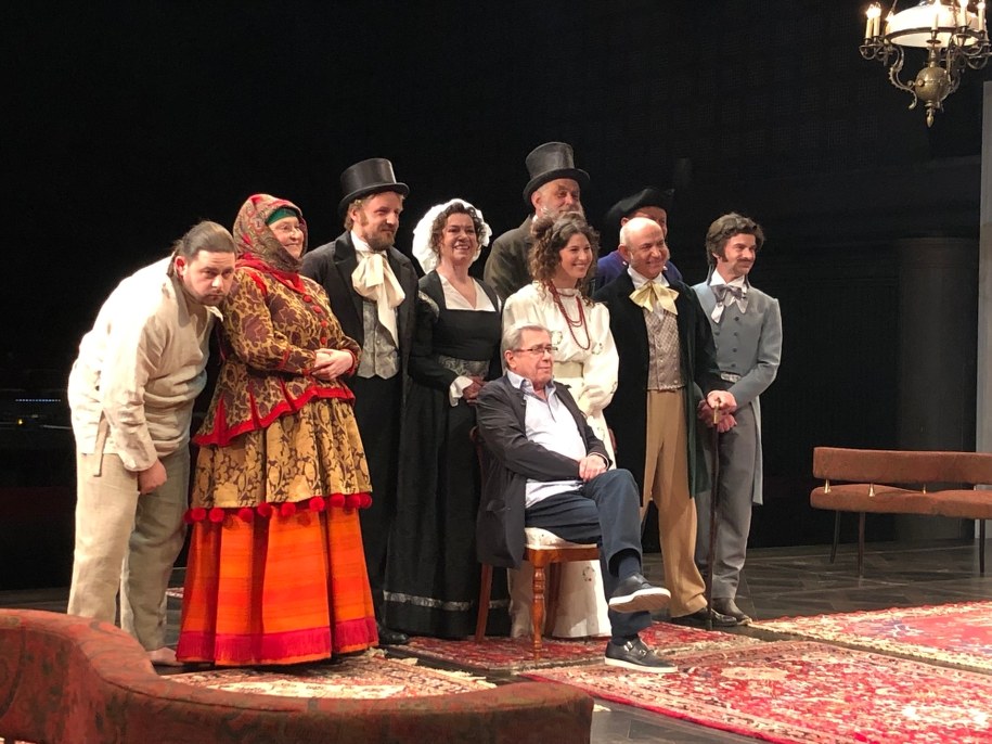 Zespół aktorski "Ożenku" i Janusz Gajos w roli reżysera spektaklu /Katarzyna Sobiechowska-Szuchta /RMF FM