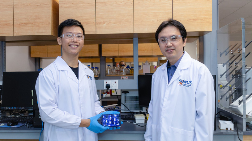 Zespół badawczy, który stworzył pionierski „aparat biologiczny”, wykorzystujący żywe komórki bakterii do przechowywania danych /National University of Singapore (NUS) /domena publiczna