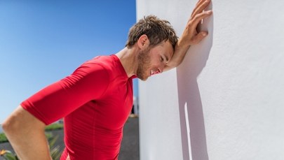 Zespół Chiariego. Objawem jest rozdzierający ból głowy