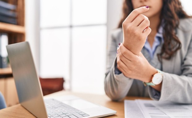 Zespół cieśni nadgarstka – cicha epidemia wśród osób pracujących przy komputerze