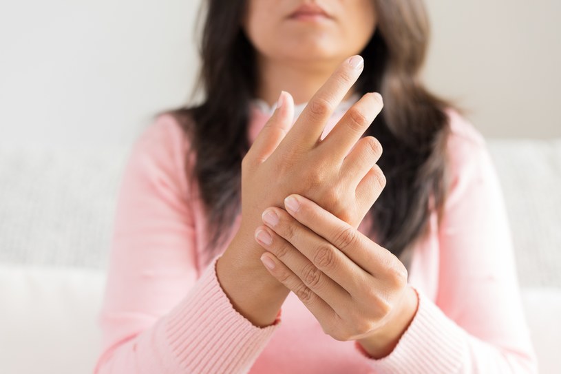Carpal tunnel syndrome causes, among other things, tingling and numbness in the fingers or hands.  Symptoms often bother at night / 123RF / PICSEL