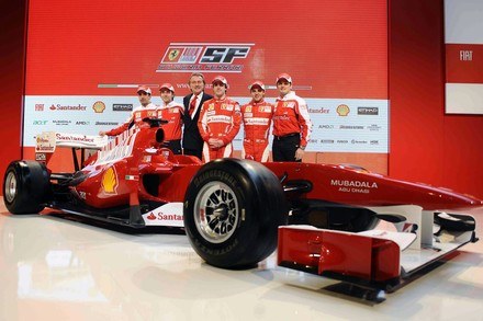 Zespół Ferrari i nowy bolid F10 /Informacja prasowa
