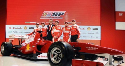 Zespół Ferrari i nowy bolid F10 /Informacja prasowa