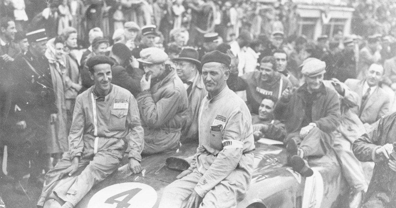 Zespół Ferrari świętuje zwycięstwo 24-godzinnego wyścigu Le Mans w 1954 r. /Getty Images