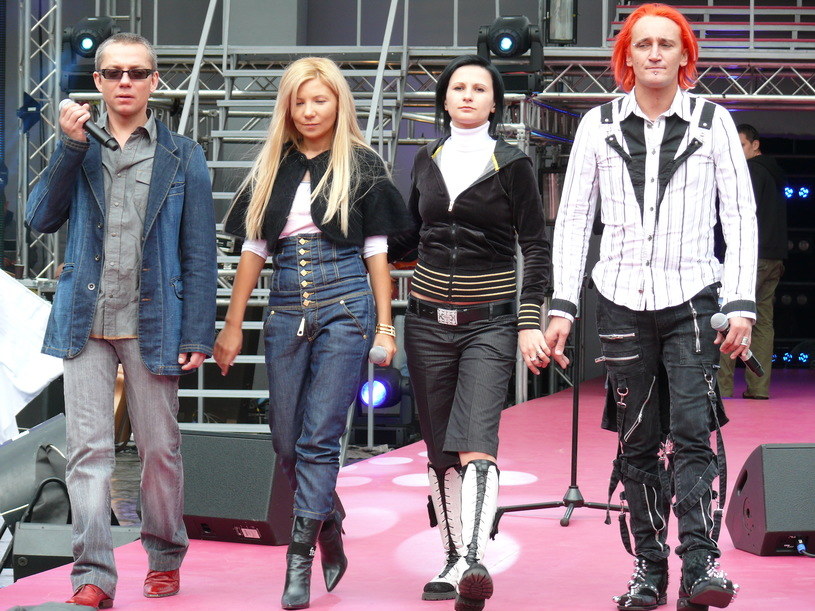Zespół Ich Troje w 2007 roku. Od lewej: Jacek Łągwa, Magda Femme, Ania Wiśniewska i Michał Wiśniewski /Tomek Piekarski /MWMedia
