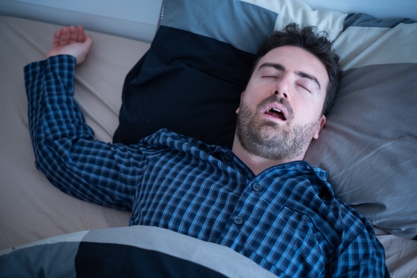 Zespół obturacyjnych bezdechów sennych jest chorobą, w której dochodzi do wystąpienia kilkusekundowych przerw w oddychaniu, w trakcie snu /123RF/PICSEL