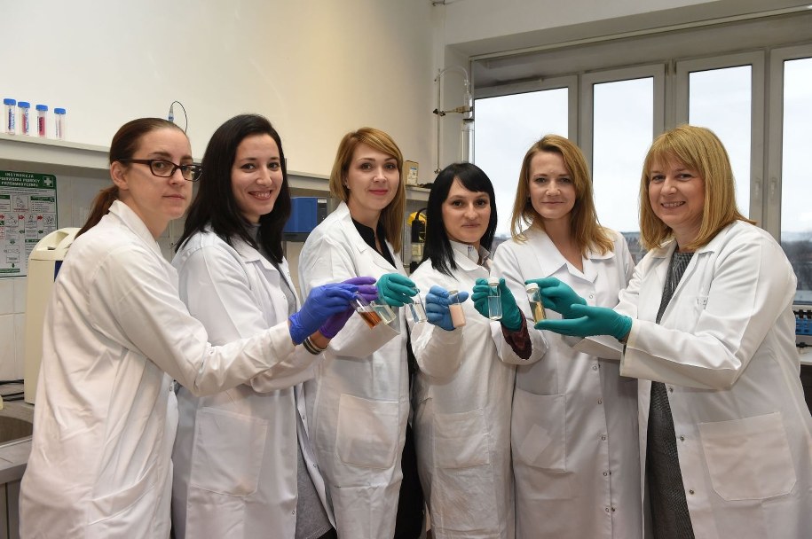 Zespół pracujący nad użyciem nowego składnika w kosmetykach /Politechnika Krakowska /Materiały prasowe