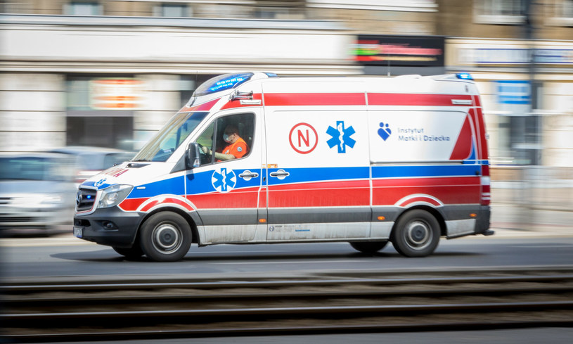 Zespół ratownictwa medycznego należy wezwać zawsze w stanie bezpośredniego zagrożenia życia /Fot. Tomasz Jastrzębowski/REPORTER /East News