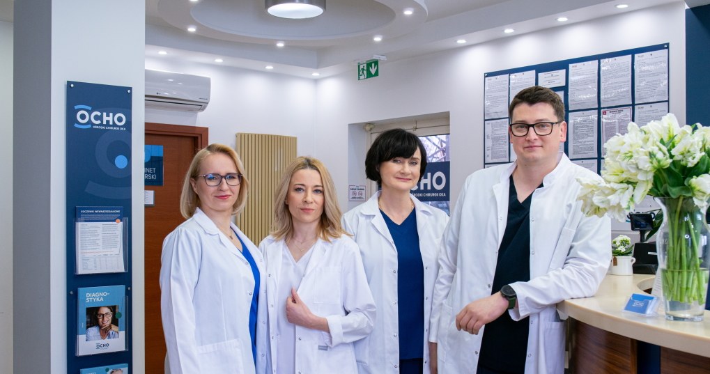 Zespół specjalistów w zakresie leczenia zaćmy w Ośrodku Chirurgii Oka prof. Zagórskiego w Krakowie. Od lewej: lek. Magdalena Lula, dr n. med. Monika Węglarz, dr n. med. Edyta Sacha, lek. Michał Baćko, Dyrektor Medyczny OCHO Kraków /materiały promocyjne