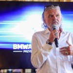 Zespół Teatru im. Słowackiego murem za dyrektorem