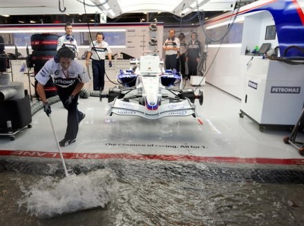 Zespoły Formuły 1 zgodziła się na cięcie kosztów. /AFP