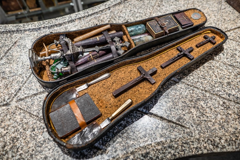 Zestaw do unieszkodliwiania wampirów /Uniwersytet Medyczny we Wrocławiu /