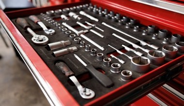 Zestaw kluczy do samochodu: co powinien zawierać? Jakie narzędzia warto mieć w aucie?