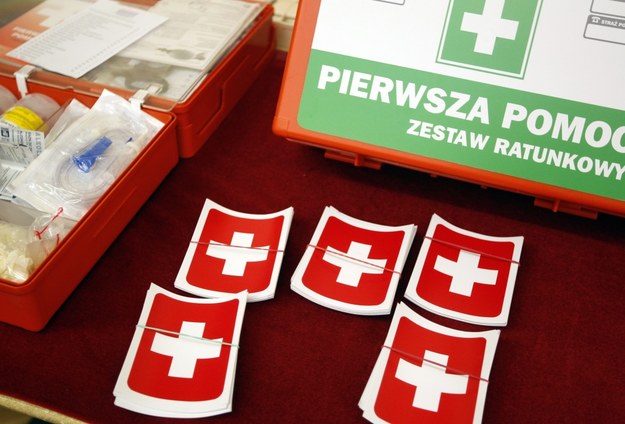 Zestaw ratunkowy do pierwszej pomocy medycznej / 	Andrzej Grygiel    /PAP