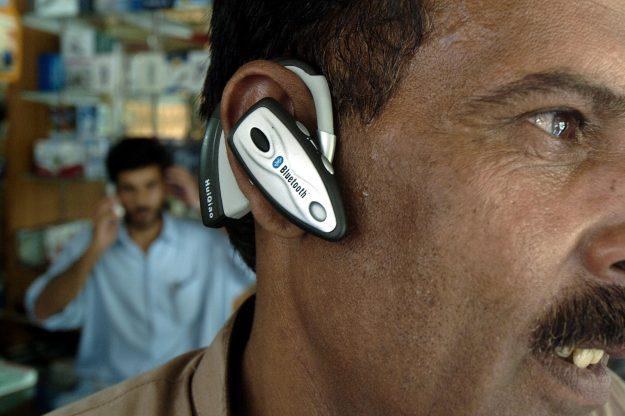 Zestaw słuchawkowy Bluetooth radykalnie ogranicza ekspozycję na promieniowanie telefonu /AFP