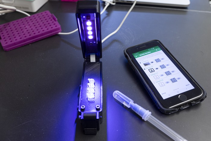 Zestaw testowy Harmony Covid-19 obsługuje się z pomocą smartfona /Mark Stone/University of Washington /Materiały prasowe