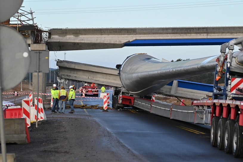 Zestaw wykonujący przewóz śmigła do turbiny wiatrowej uderzył w budowany wiadukt /	Marcin Bielecki   /PAP