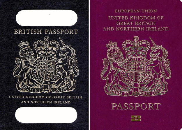 Zestawienie starego brytyjskiego paszportu (po lewej) z paszportem wydawanym w Wielkiej Brytanii jako państwie członkowskim UE (po prawej). /PAP/PA /PAP
