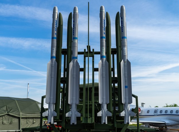 Zestawy rakiet IRIS-T znajdą się w pakiecie pomocy wojskowej Niemiec dla Ukrainy /Shutterstock