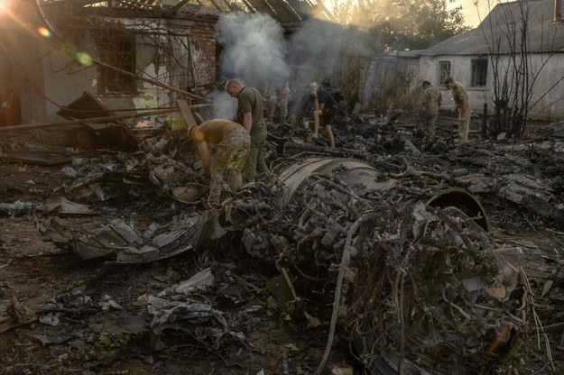 Zestrzelona maszyna w pobliżu miasta Konstantynówka w obwodzie donieckim na wschodzie Ukrainy /ROMAN PILIPEY/AFP/East News /