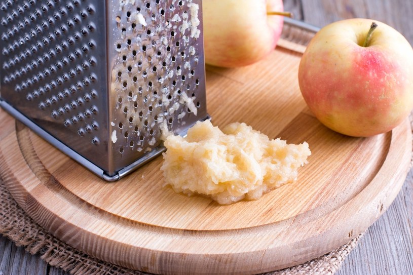 Zetrzyj jabłko, dodaj miód, soku cytrynowego i płatki /123RF/PICSEL